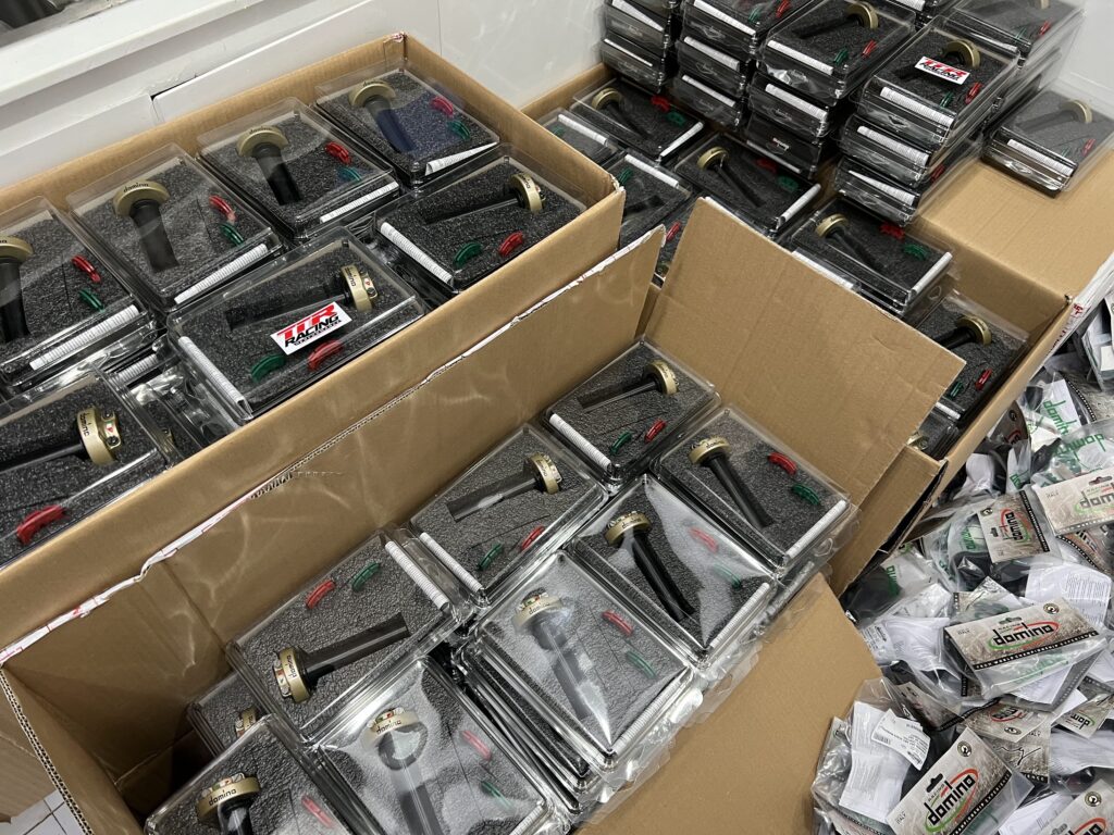 cùm domino chính hãng