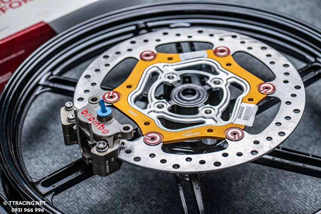 Dĩa Brembo và heo dầu