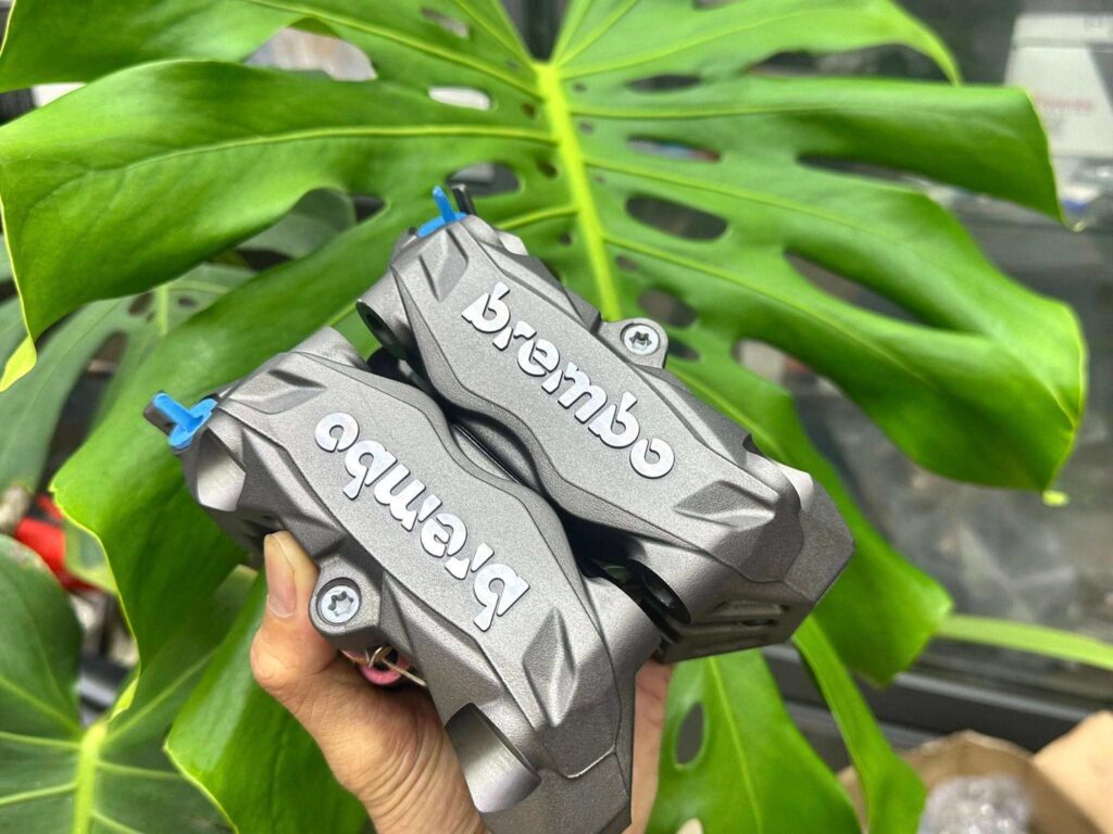 Cặp heo dầu Brembo M4 trái - Phải chân 100mm