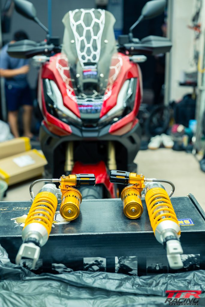 Honda Adv350i màu đỏ độ phuộc Ohlins, tay thắng Brembo, heo dầu Brembo