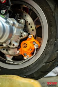 Dòng heo Brembo đúc khi gắn mâm sau sẻ khó căn chỉnh, do kích thước heo khá lớn