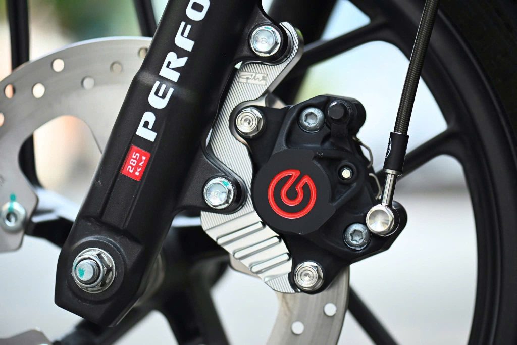 Brembo 2 pis đen logo đỏ Datbike